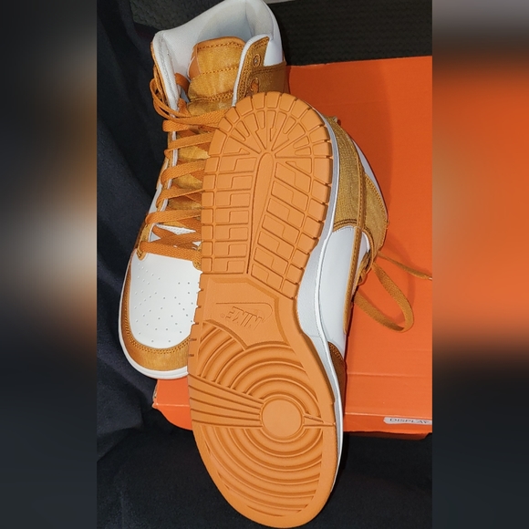 Nike "DUNKS" BRAND NEW! NEVER WORN! BURNT ORANGE - Picture 3 of 4